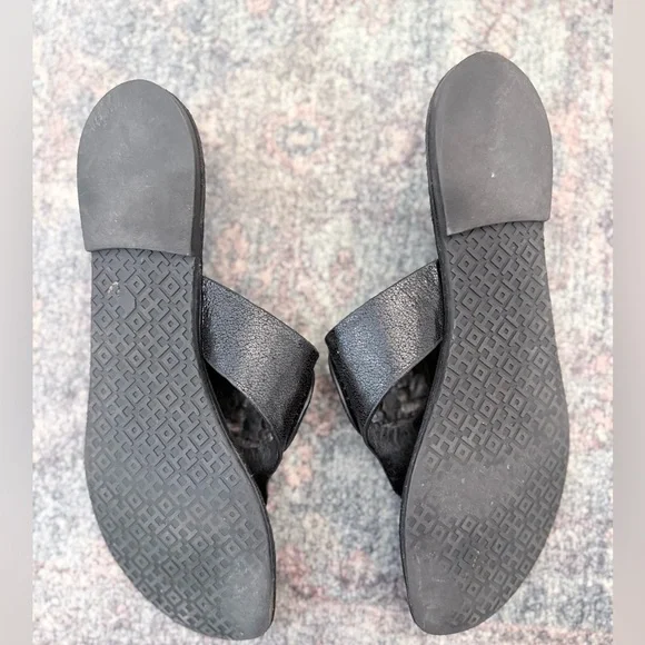 Tory Burch Louisa Black Pebbled Leather Thong Flip Flops Sandals Shoes Size 9 - Picture 6 of 8
